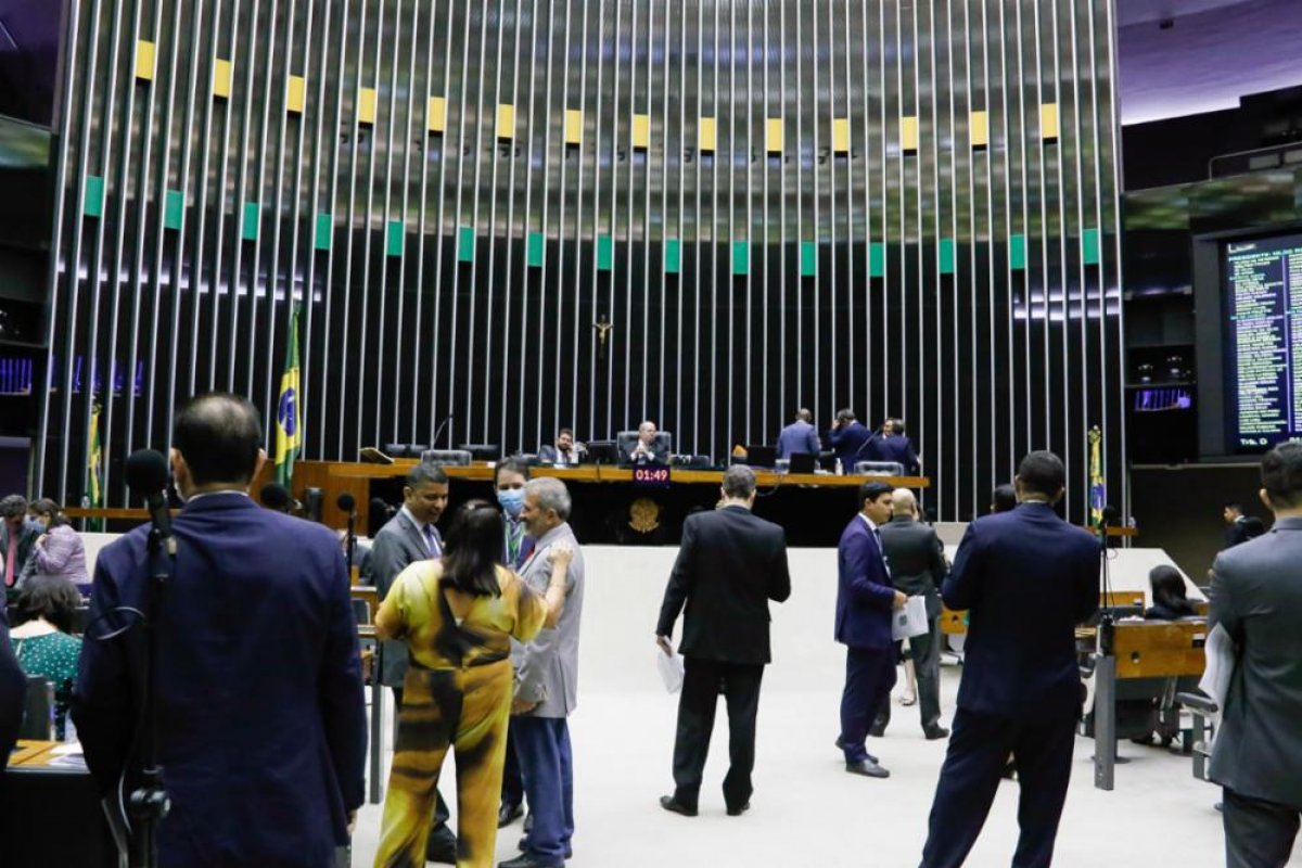 Câmara aprova MP que regulamenta teletrabalho e altera regras do vale-alimentação