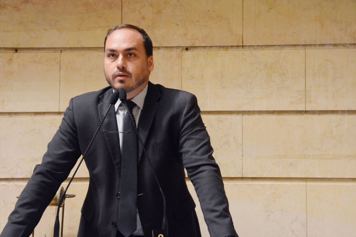 Carlos Bolsonaro pede para tirar licença da Câmara Municipal para ajudar na reeleição do pai