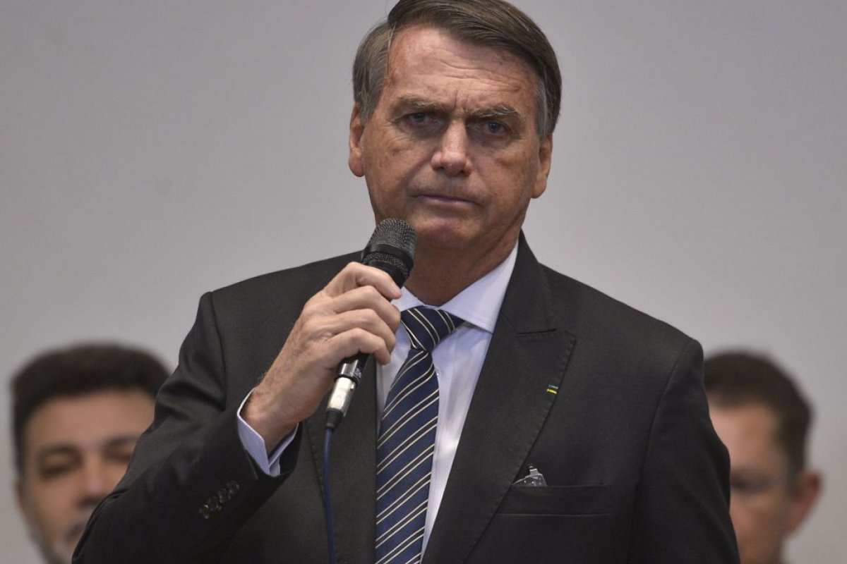 Bolsonaro critica STF e justifica com "temperamento forte"