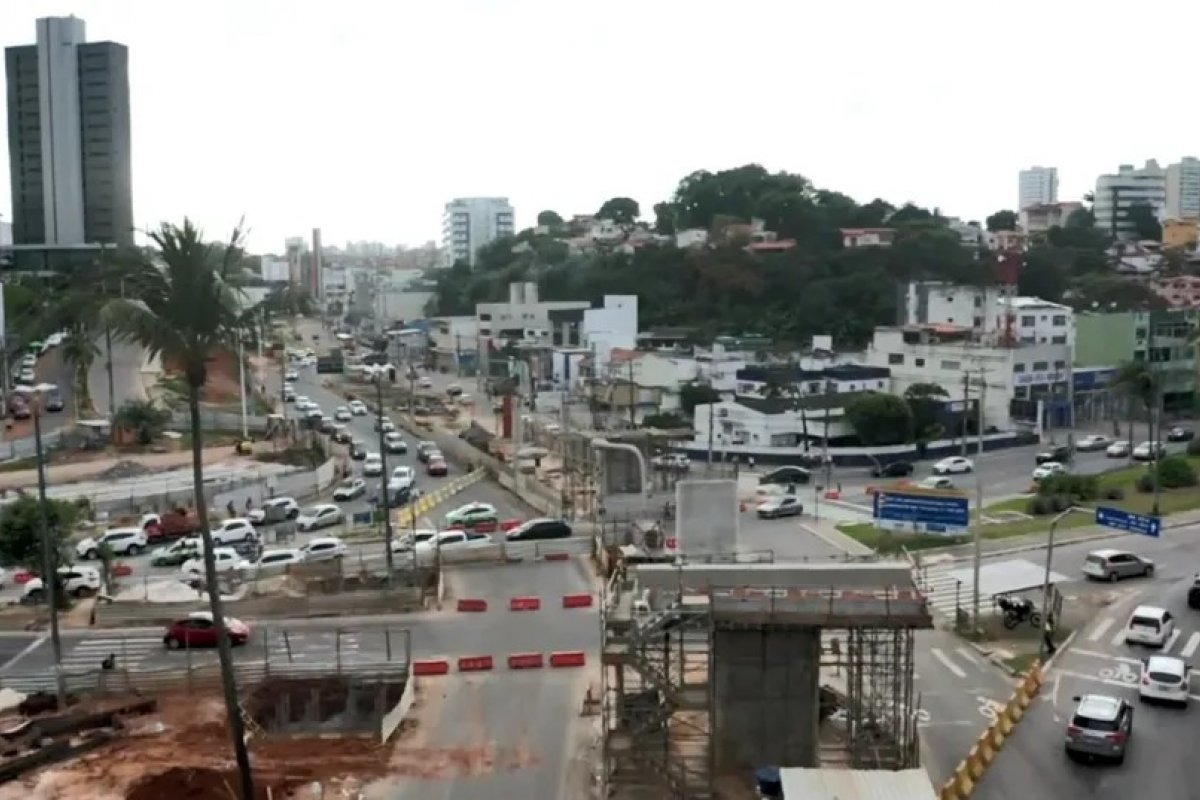 Obras BRT: trânsito é desviado no cruzamento da Rua Lucaia, em Salvador