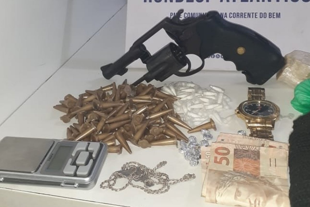 Dois homens suspeitos de serem líderes do tráfico de drogas são presos