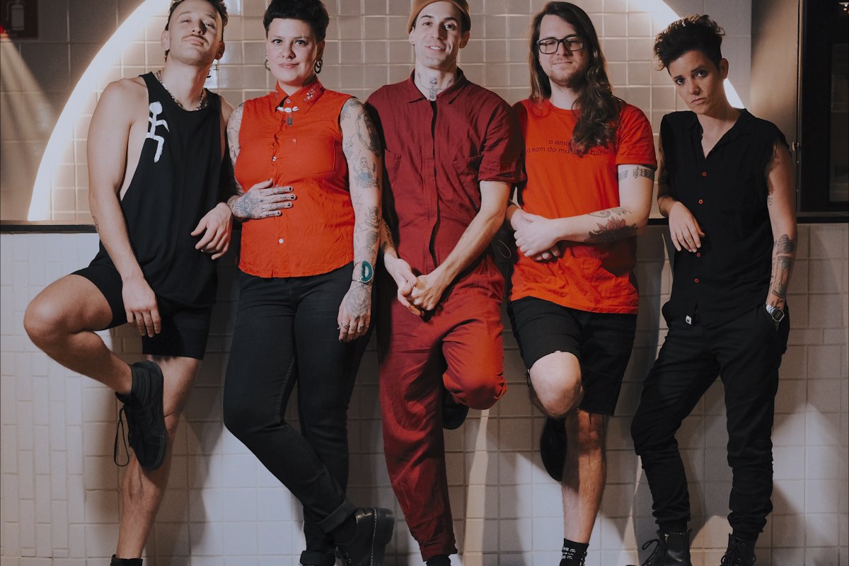 Francisco, el Hombre faz de seu novo single, "Arranca a Cabeça do Rei", um hino contra a autoridade!