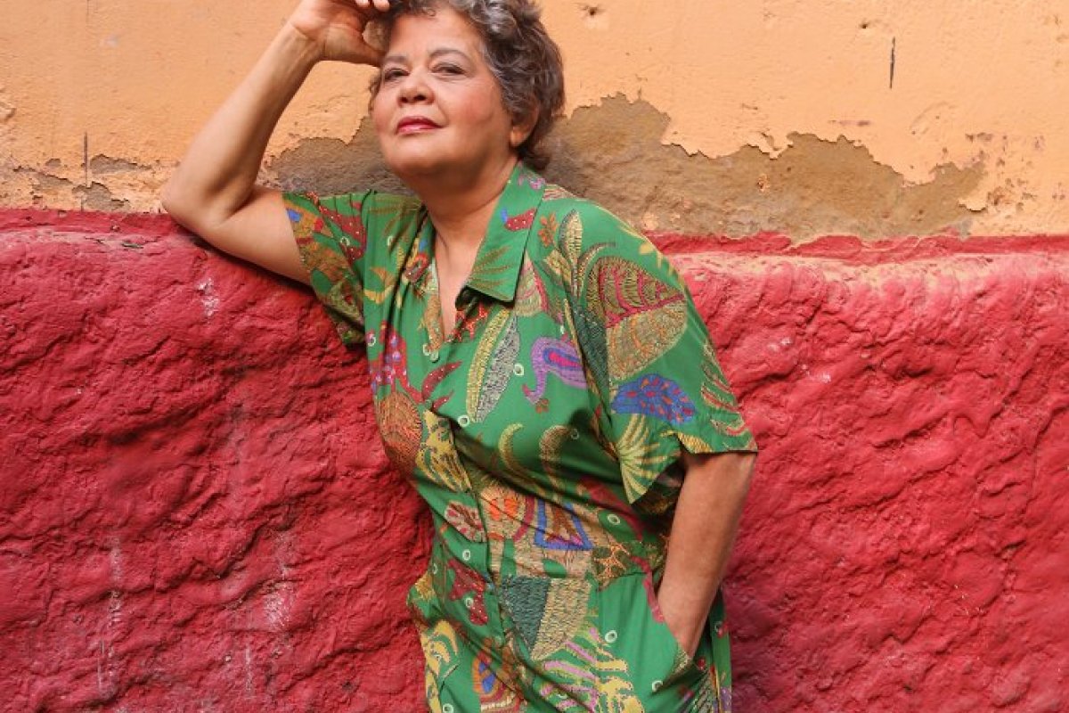 Sandra Simões faz show em homenagem a Caetano Veloso com a participação especial dos cantores Pedro de Rosa Morais e Carlos Barros!