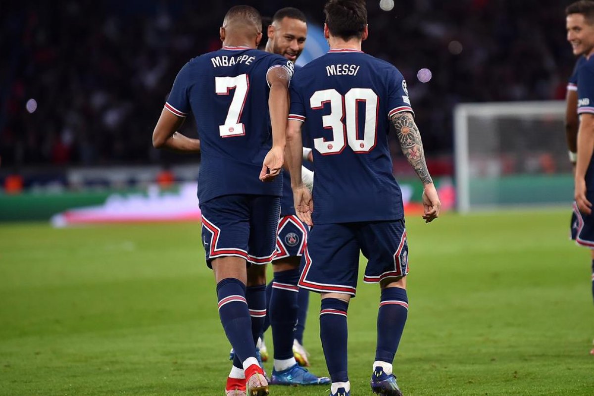 Nova temporada do Campeonato Francês começa com o favoritismo do trio de ataque com Mbappé, Neymar e Messi 