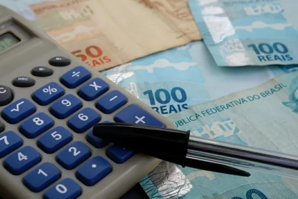 Empréstimo consignado pode piorar endividamento da população, diz Idec