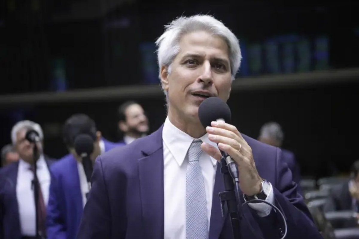 Deputado Molon diz que PT pressiona PSB a deixá-lo sem verbas de campanha