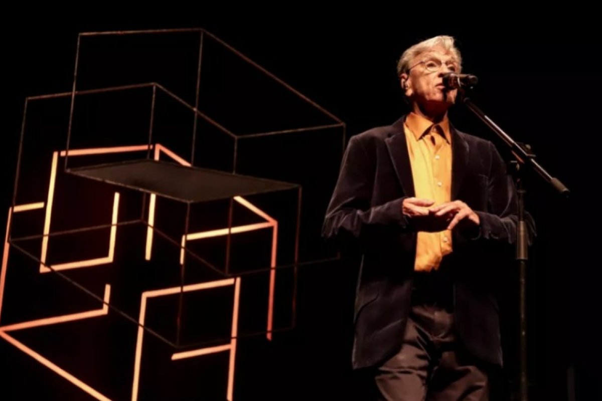Caetano Veloso faz live com filhos e Maria Bethânia para celebrar 80 anos