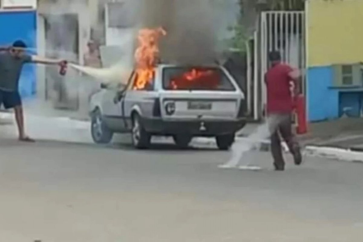 Homem morre carbonizado em carro após ameaçar incendiar companheira em São Paulo