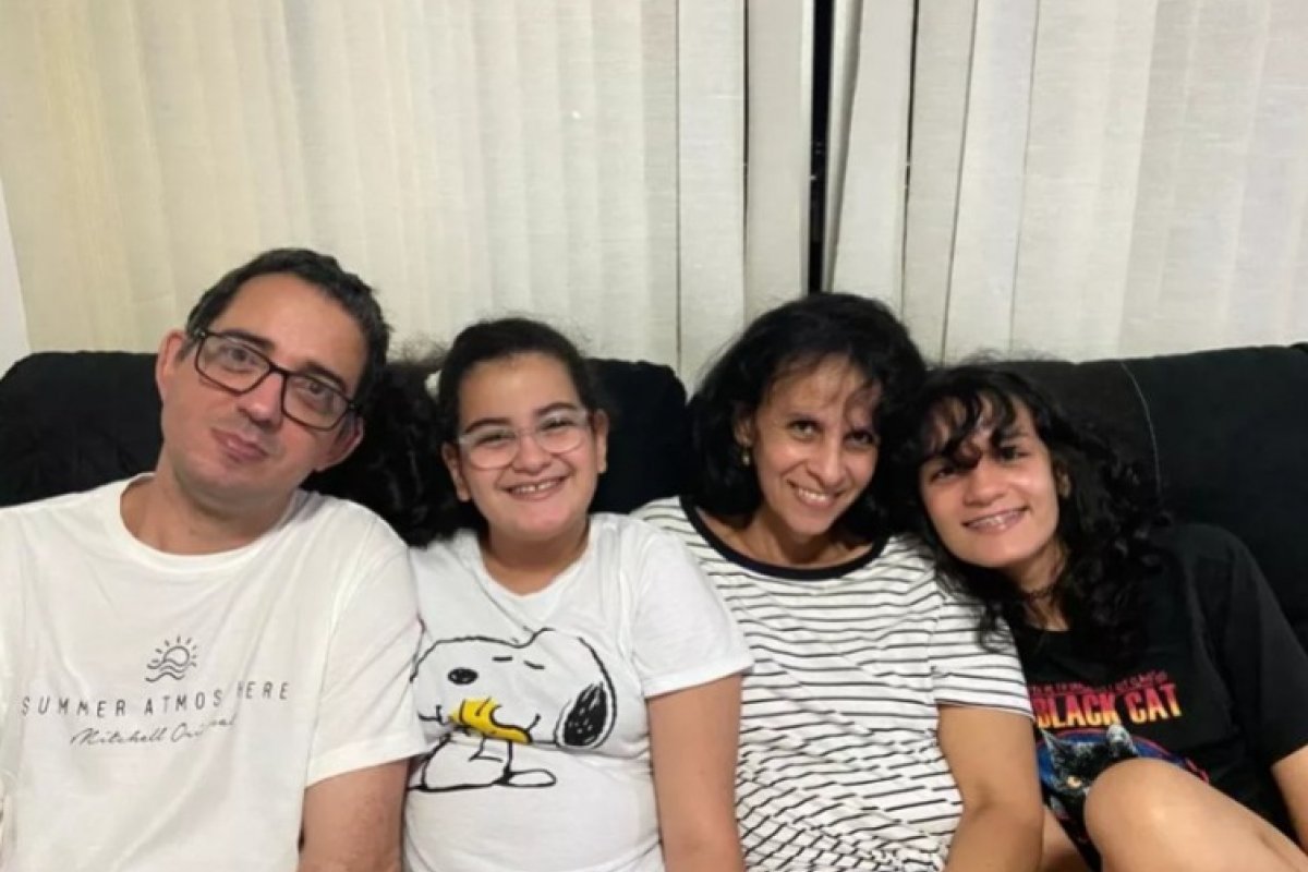 Familiares de adolescente morta em tentativa de assalto participam de missa de 7º dia, em Salvador