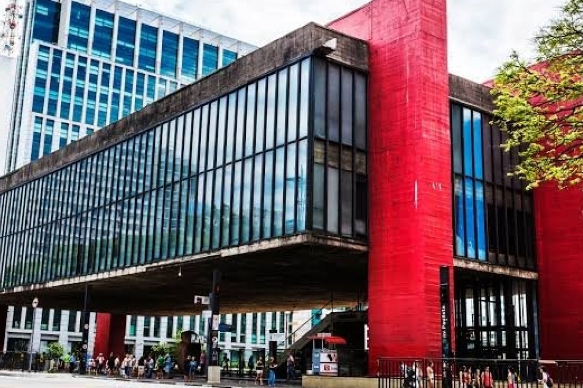 Cartão postal de São Paulo, o edifício sede do MASP acaba de ganhar um livro