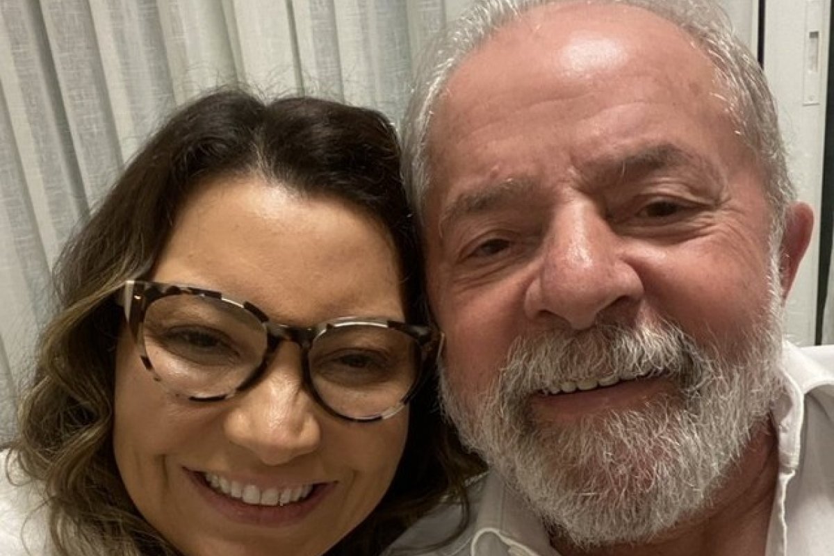 Lula e sua esposa Janja assinam carta pró-democracia da USP