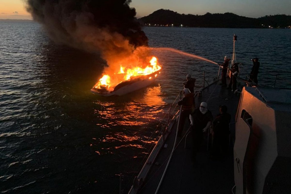 Lancha pega fogo na Baía de Todos os Santos