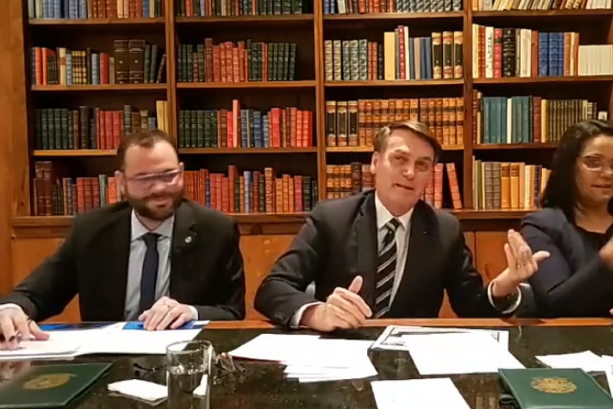 Bolsonaro garante que seu governo está caminhando "muito bem"