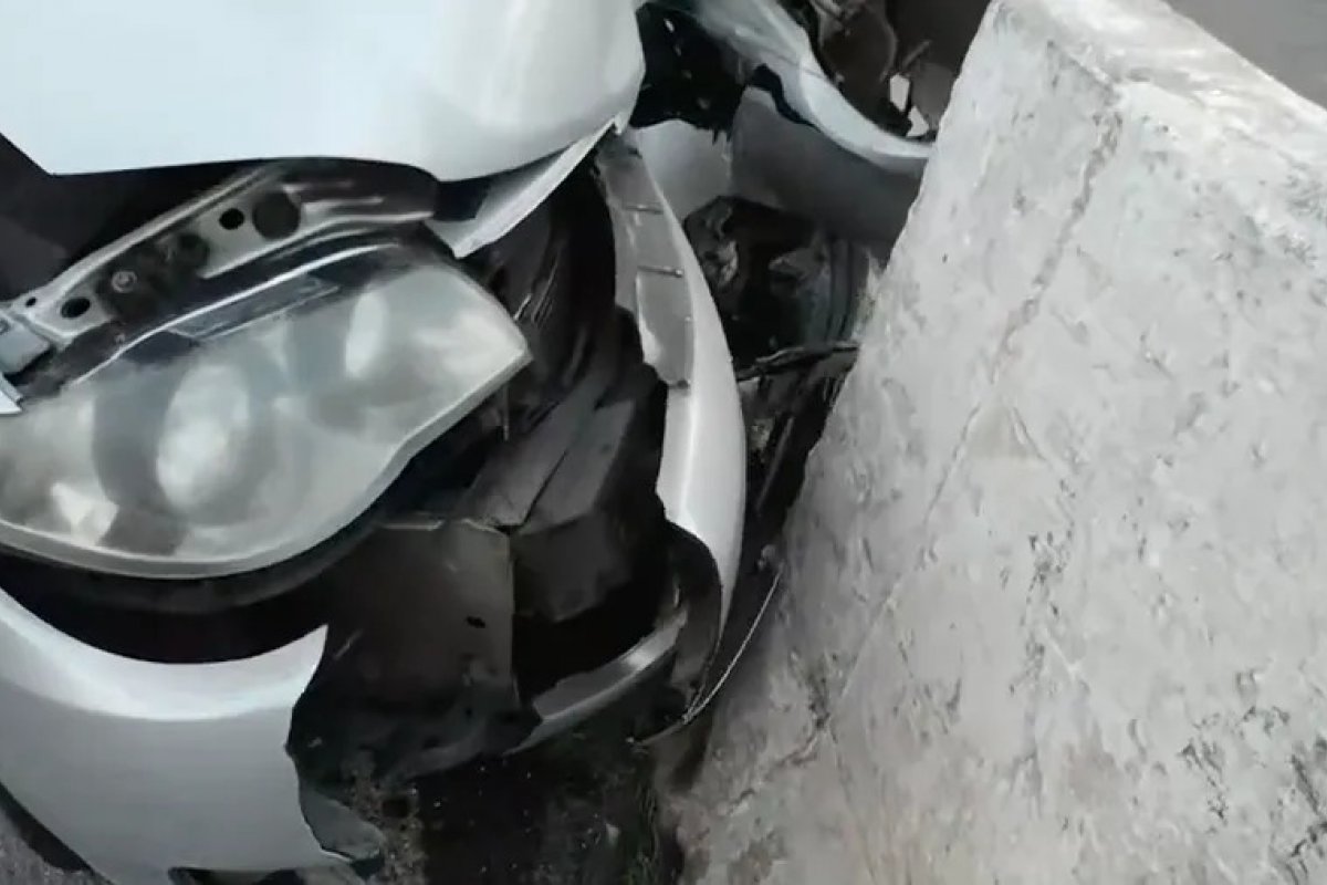 Motorista abandona veículo após bater em mureta na Avenida ACM, em Salvador