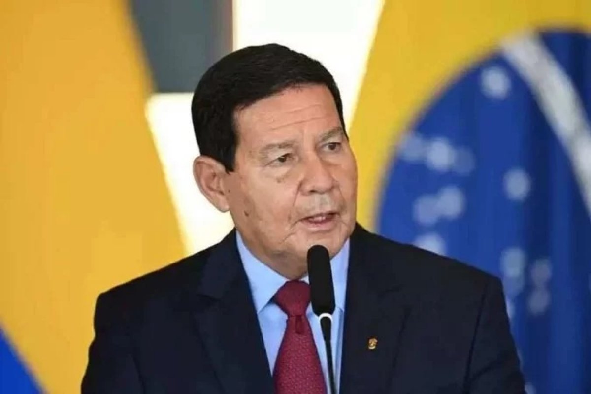 Mourão registra candidatura ao Senado como 'branco', após se declarar indígena em 2018