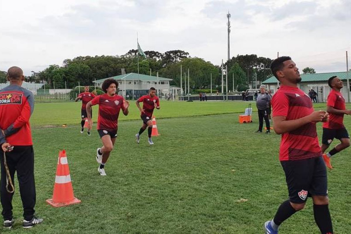 Vitória enfrenta Paraná fora de casa pensando além de se afastar do Z-4