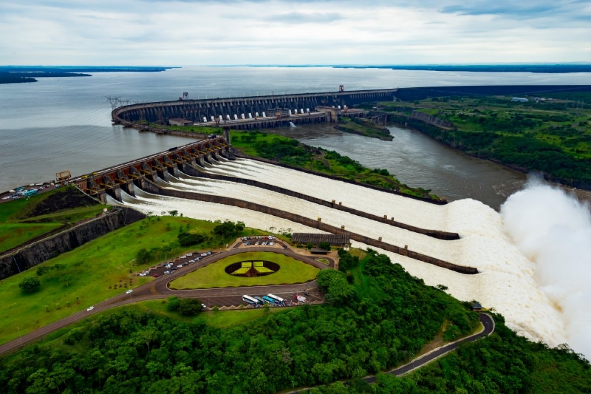 Brasil e Paraguai reduzem tarifa de energia de Itaipu
