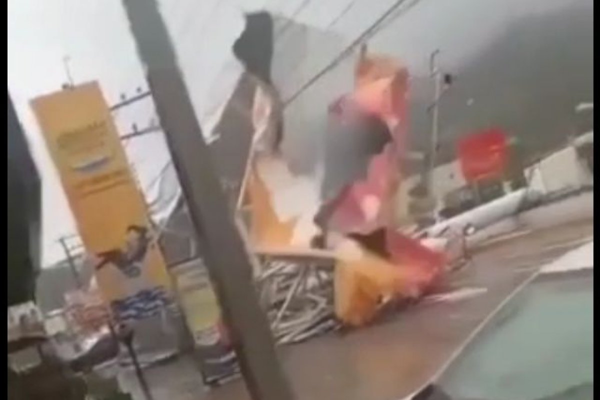 Vídeo: outdoor de mercado cai durante ventania em Porto Belo (SC)