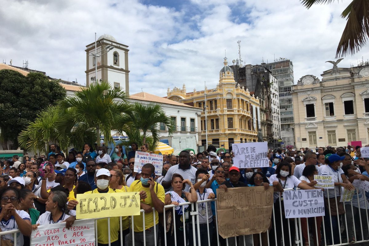 Vídeo: Agentes de endemia cobram benefícios em manifestação em frente à Prefeitura de Salvador