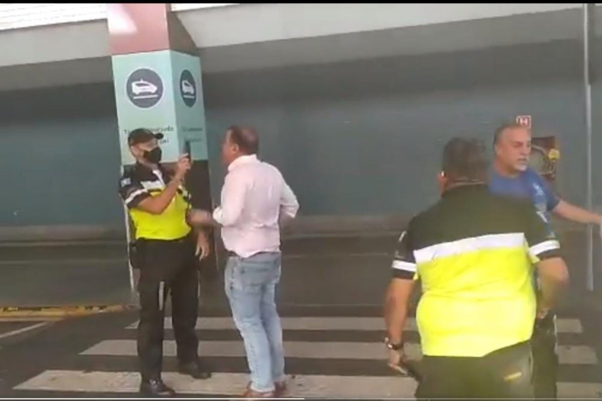 Vídeo: Em discussão com agentes da Transalvador, deputado Jonga Bacelar arranca celular da mão de um deles