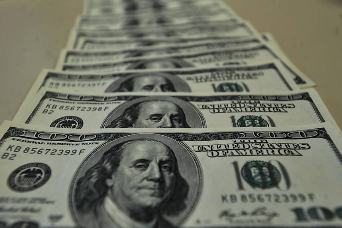 Dólar opera em alta após decisão do STF