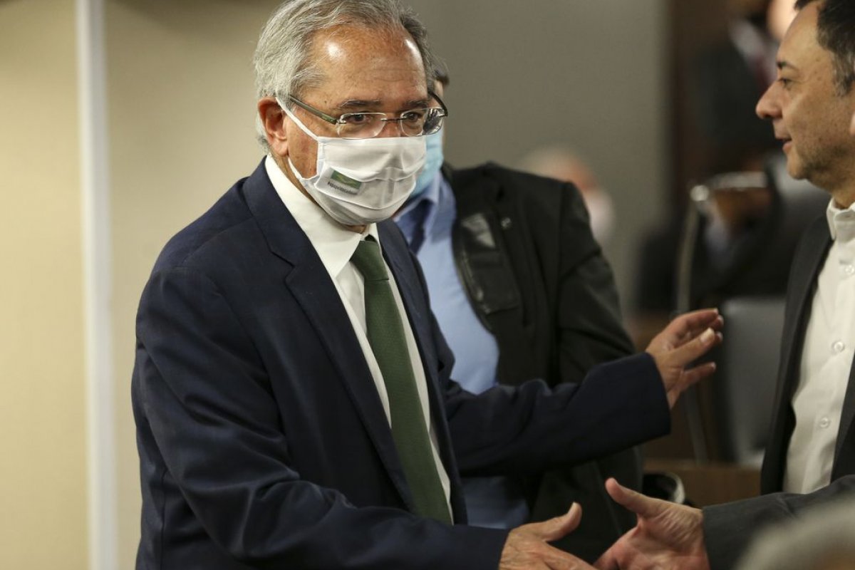 "Vocês estão ficando irrelevantes para nós" , afirma Guedes sobre a França