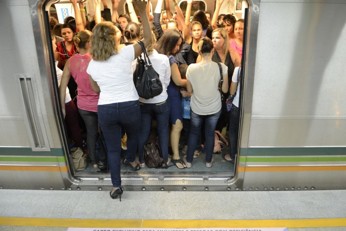 Quase metade das mulheres do país já sofreu assédio em ruas, transportes e bares, aponta estudo