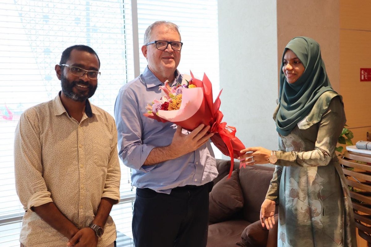 Ministro viaja a evento de três dias nas Maldivas e fica nove