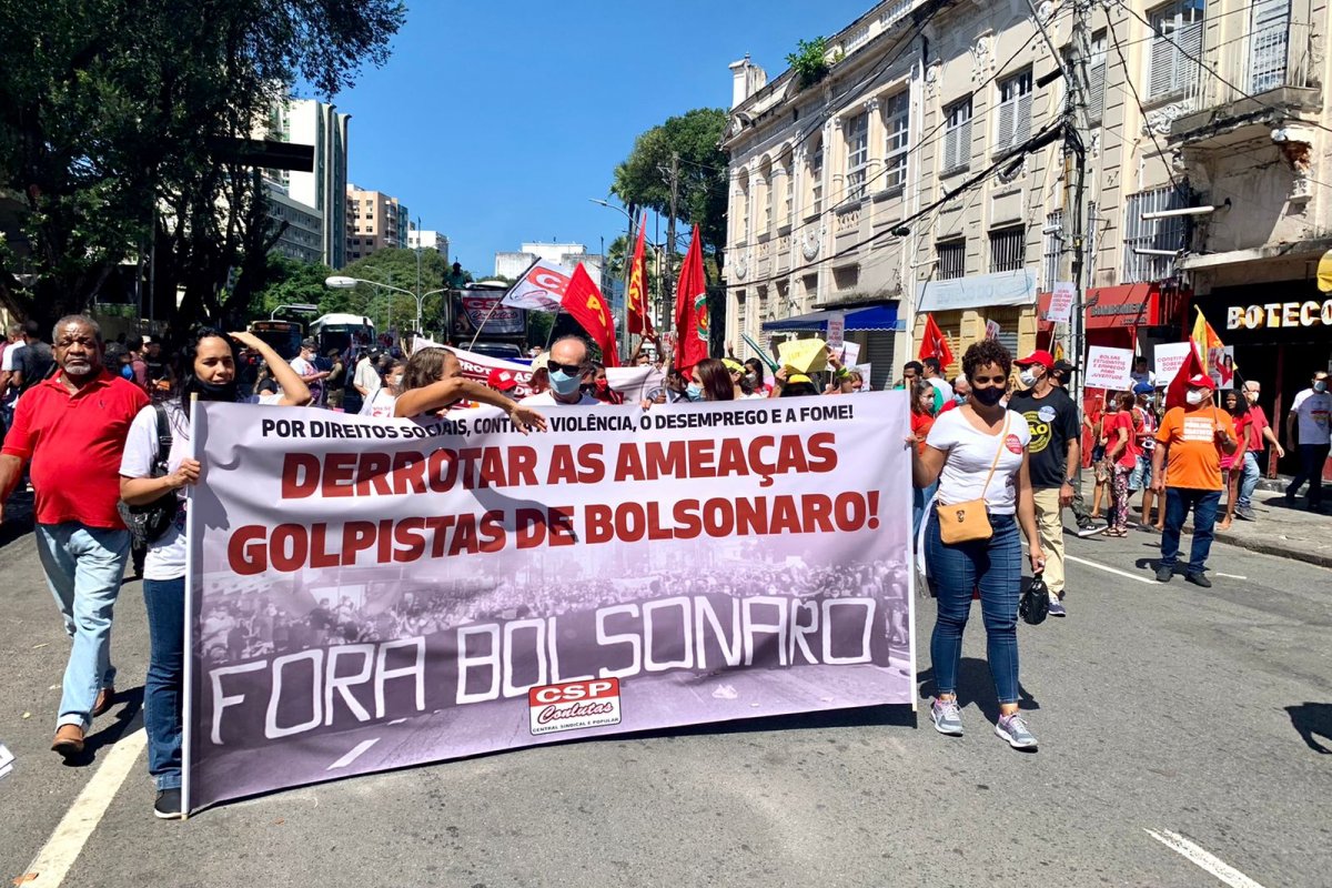 Vídeo: ato no Centro de Salvador pede 'defesa das liberdades democráticas'