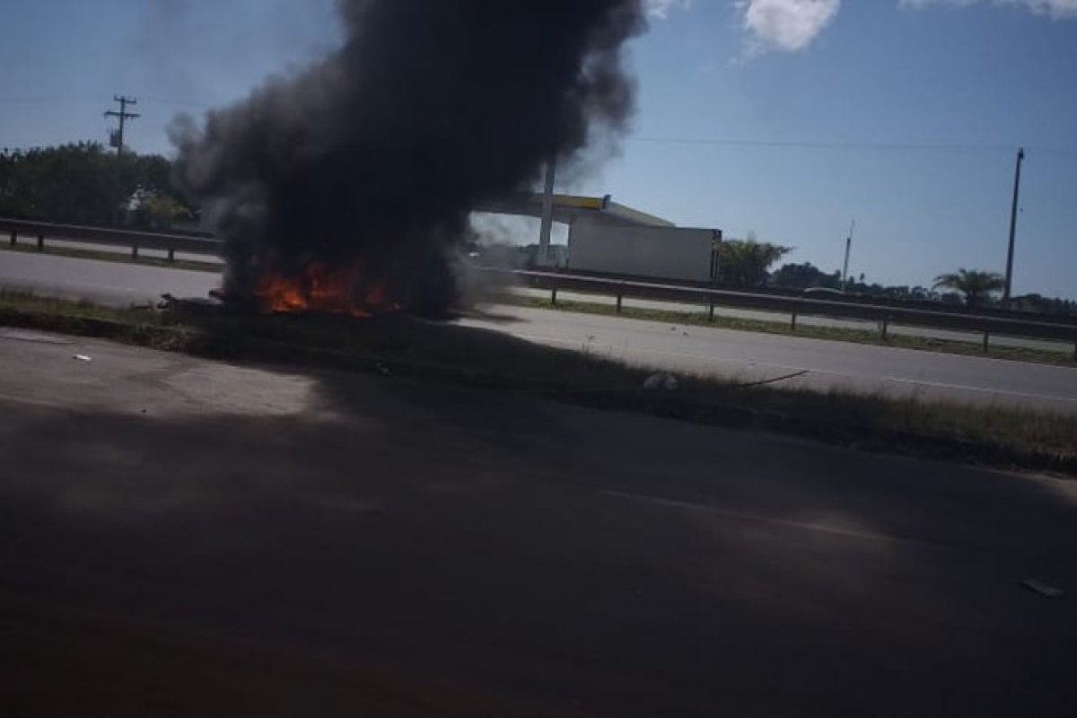 Funcionários de empresa terceirizada realizam protesto na manhã desta sexta-feira (8)