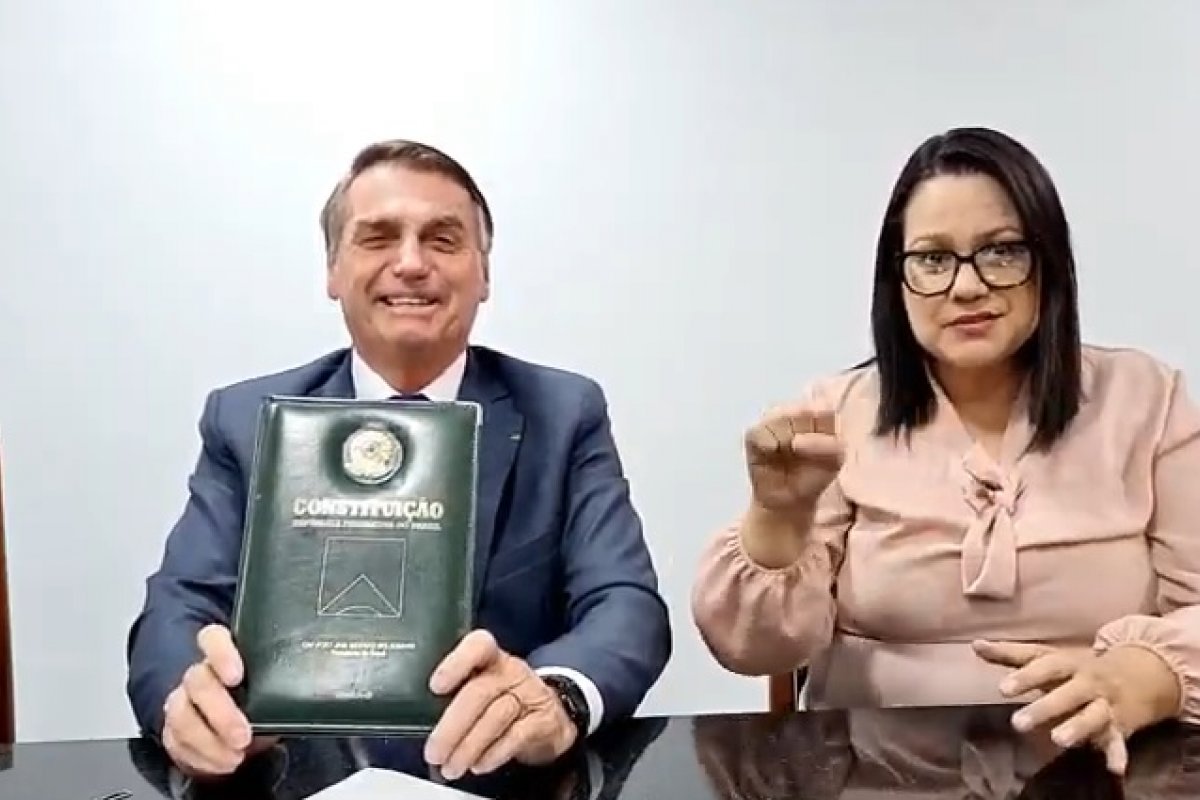 'Alguém discorda que essa daqui é a melhor carta para Democracia?', diz Bolsonaro ao apontar para Constituição