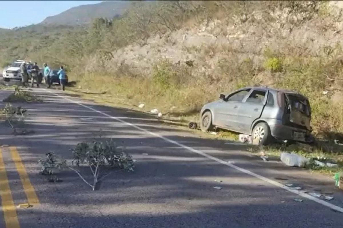 Acidente entre carro e moto em estrada do sudoeste baiano deixa três mortos
