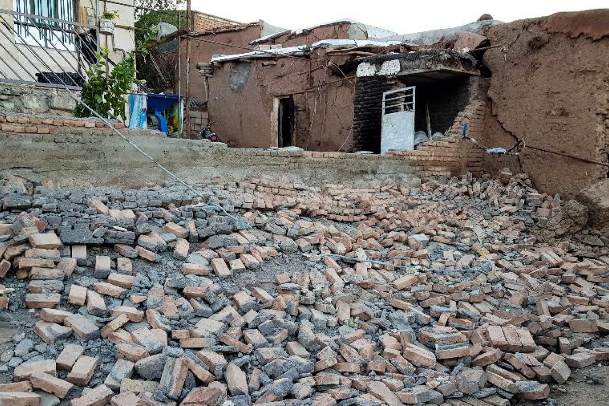 Terremoto deixa 300 feridos e 5 mortos no Irã