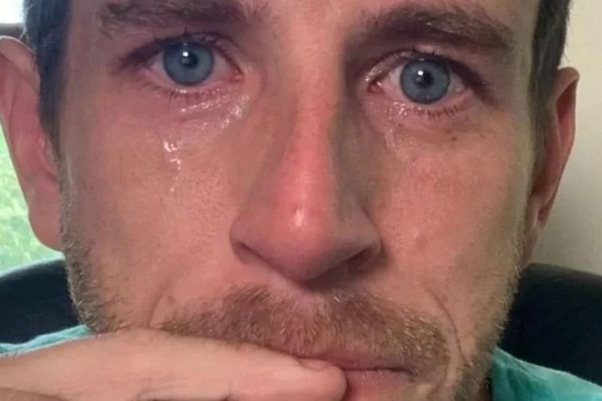 CEO posta selfie chorando após demitir funcionários nos Estados Unidos