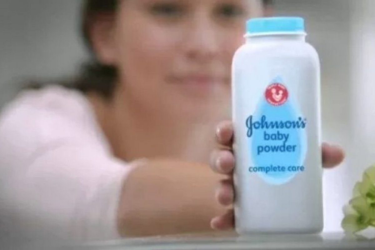 Johnson & Johnson suspende venda de talco para bebês