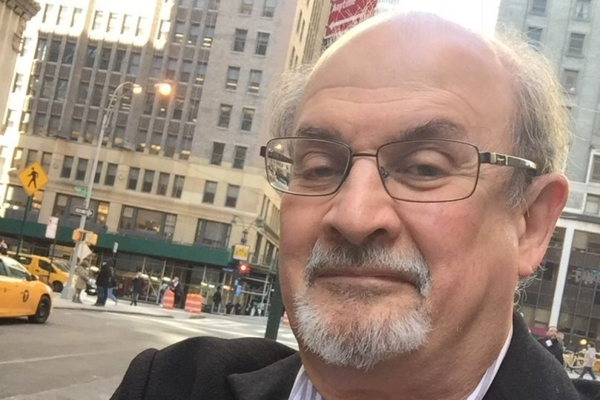 Escritor Salman Rushdie é esfaqueado durante evento em Nova York, nos Estados Unidos