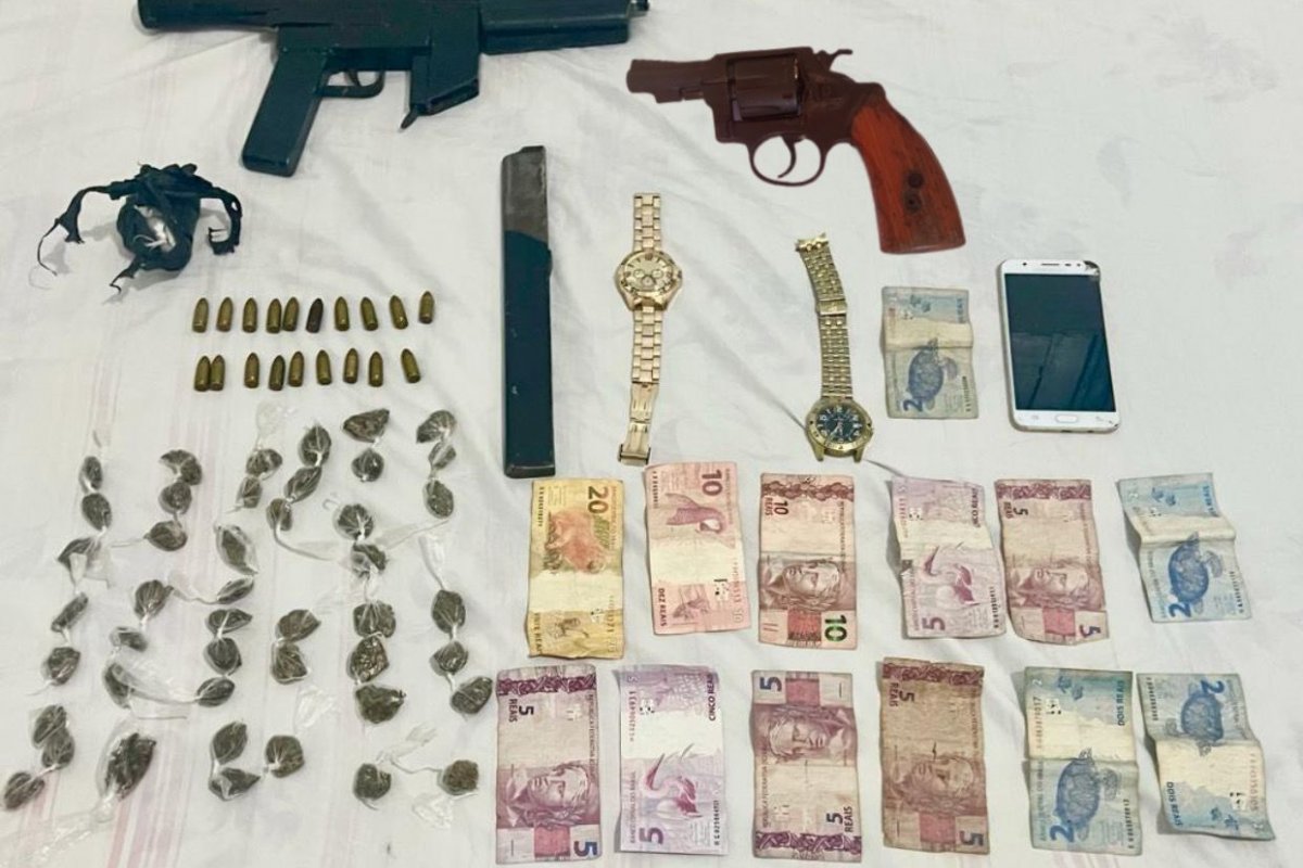 Operação apreende submetralhadora, revólver e drogas em Alagoinhas