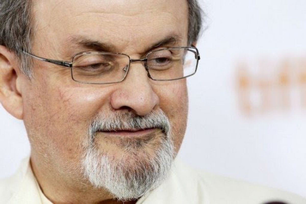 Suspeito de esfaquear o escritor indiano Salman Rushdie é identificado