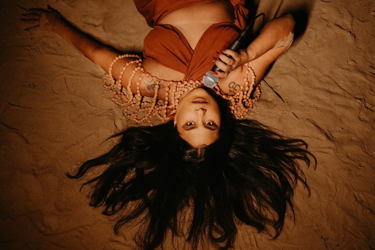 Kaê Guajajara lança primeiro álbum visual indígena da música brasileira