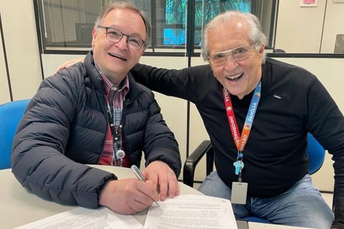 Carlos Alberto de Nóbrega renova contrato com o SBT!