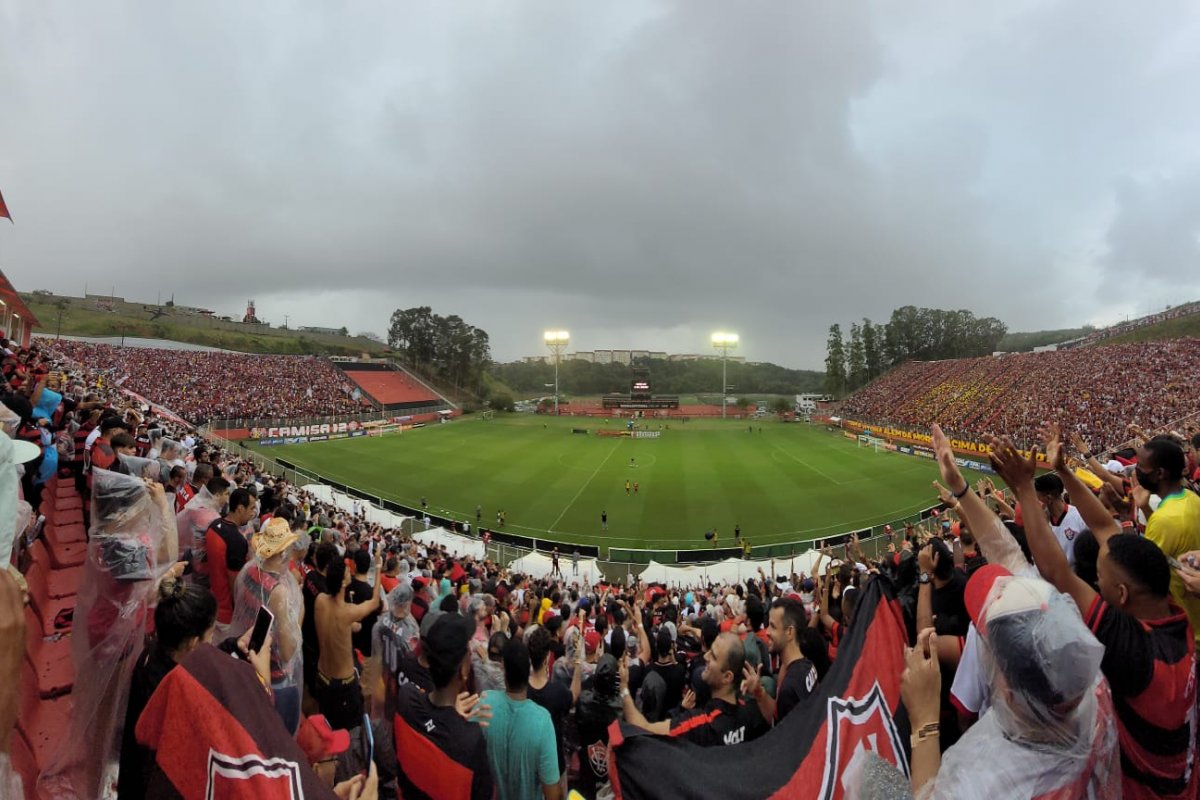 Vídeo: Com Barradão lotado, Vitória bate Brasil de Pelotas e avança para próxima fase da Série C; confira os gols