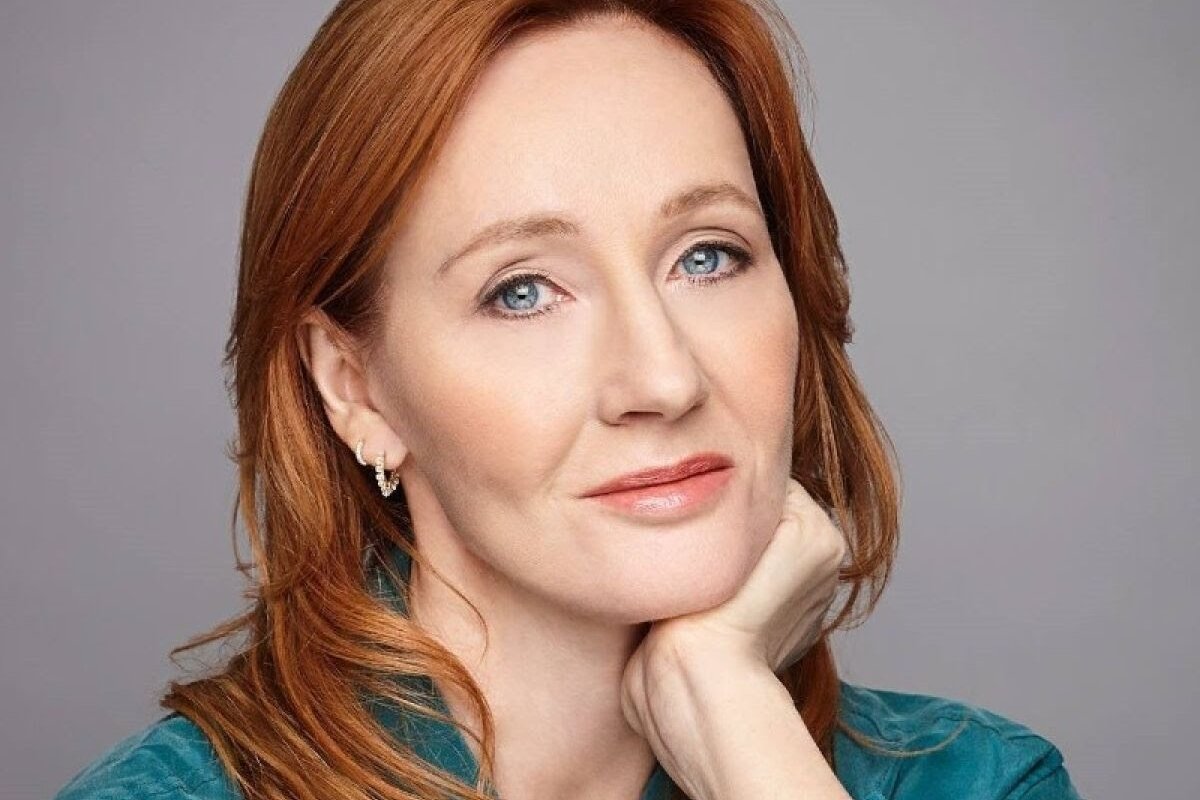 Polícia investiga ameaça contra J.K. Rowling após prestar apoio a escritor esfaqueado