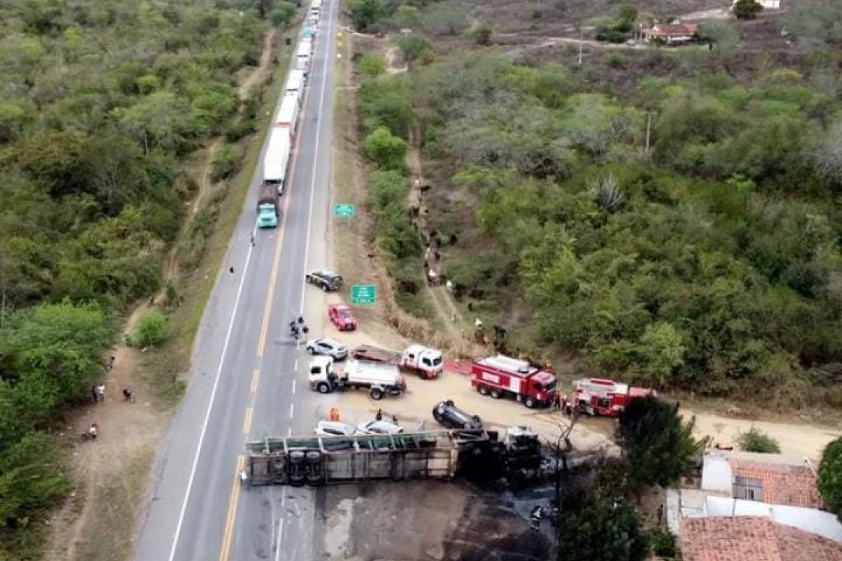 Equipes do 8ºGBM debelam incêndio em caminhão na BR-116