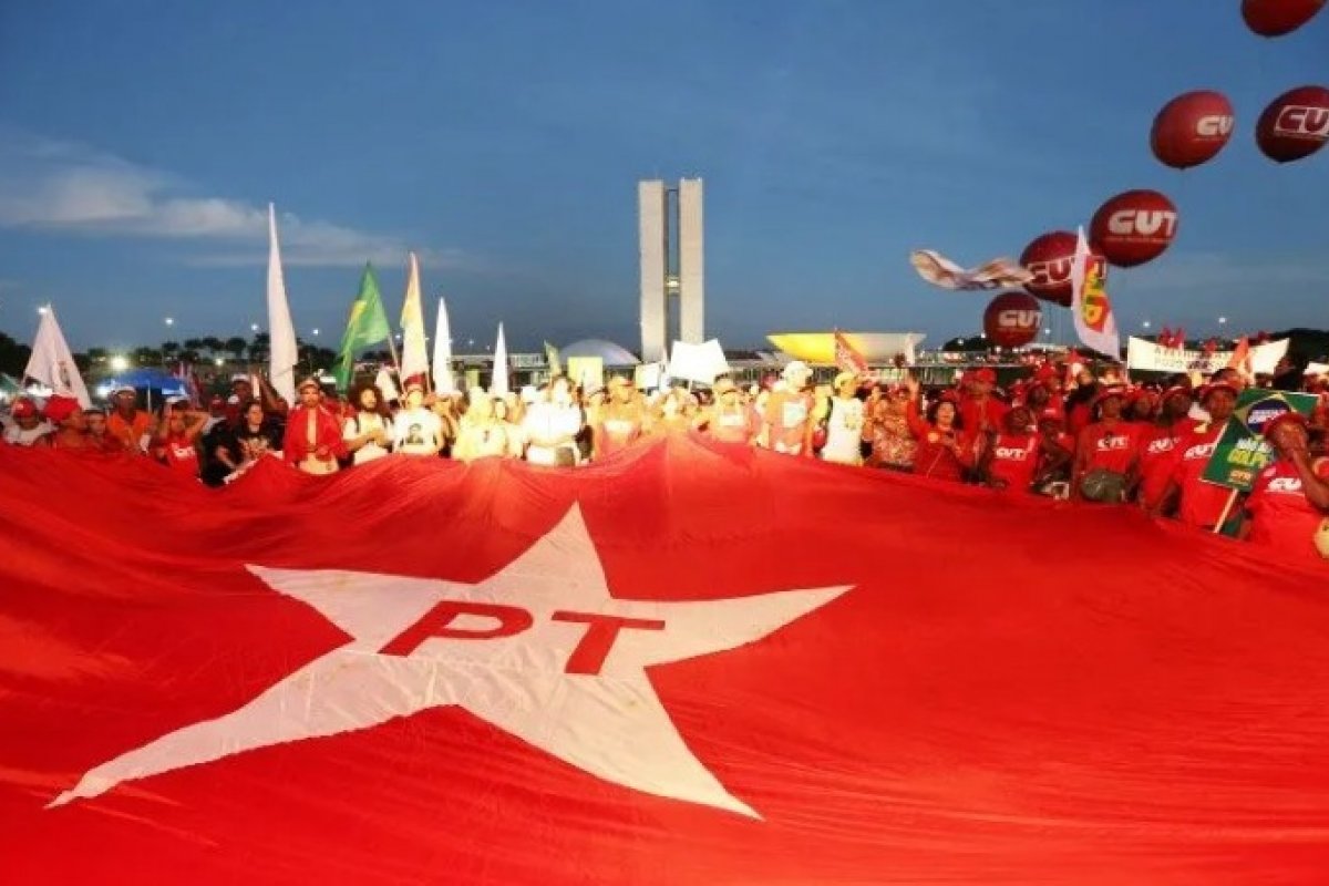 PT é o partido com mais filiados no exterior em 2022, diz levantamento
