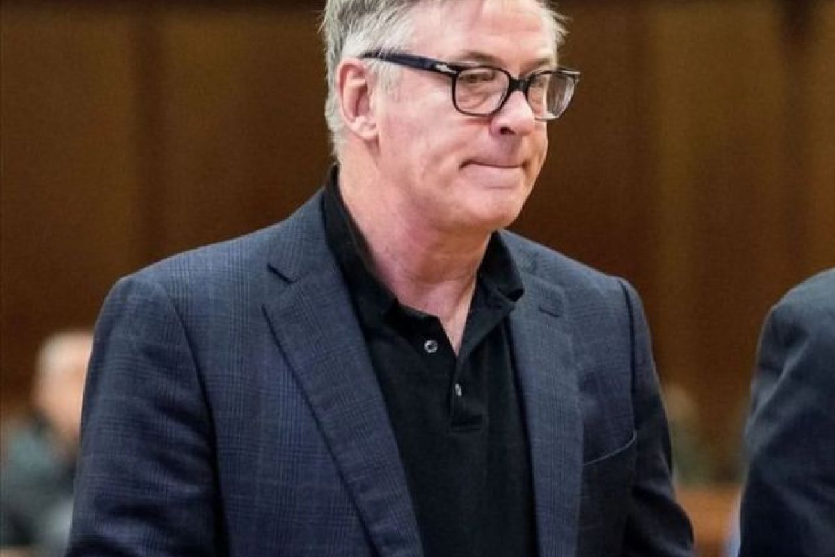 Alec Baldwin apertou gatilho do revólver que matou diretora de fotografia, afirma FBI