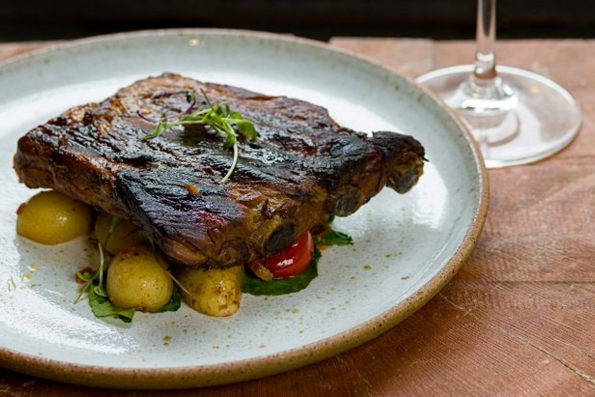 Com taça de vinho inclusa, Menu Executivo de unidade da Coffeetown ganha novidades