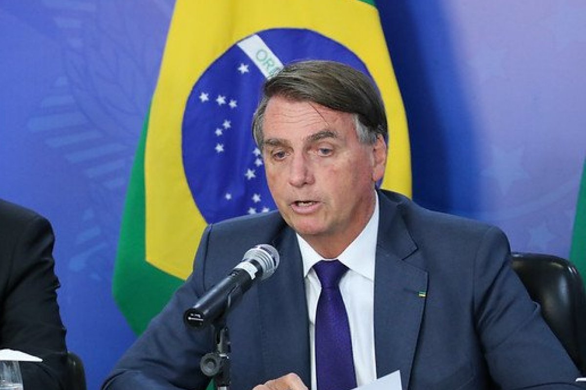 Bolsonaro diz que ‘pessoal da esquerda’ coloca fogo na bandeira nacional