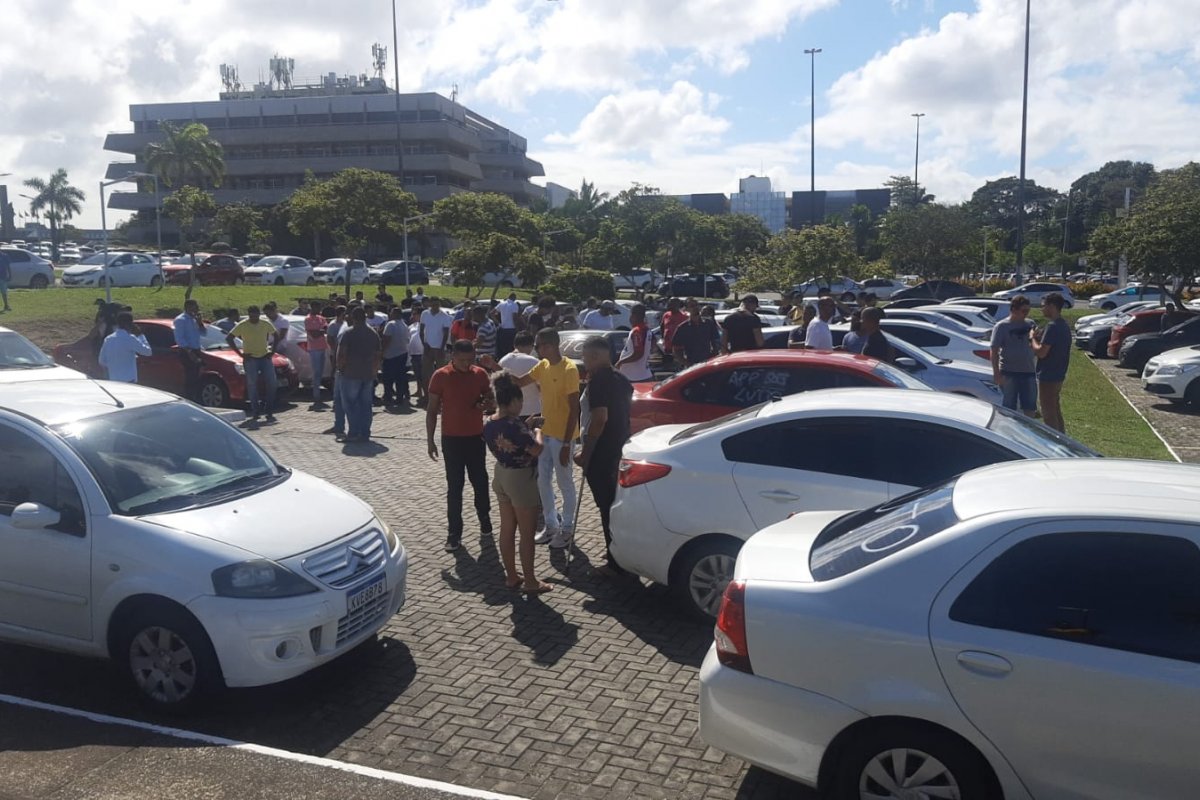 Motoristas por aplicativo protestam após morte de colega nesta segunda-feira (15)