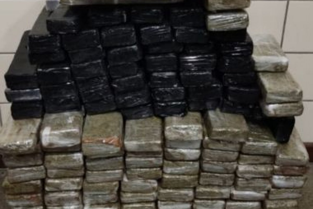 Polícia apreende aproximadamente 130 quilos de maconha em ônibus, no interior da Bahia