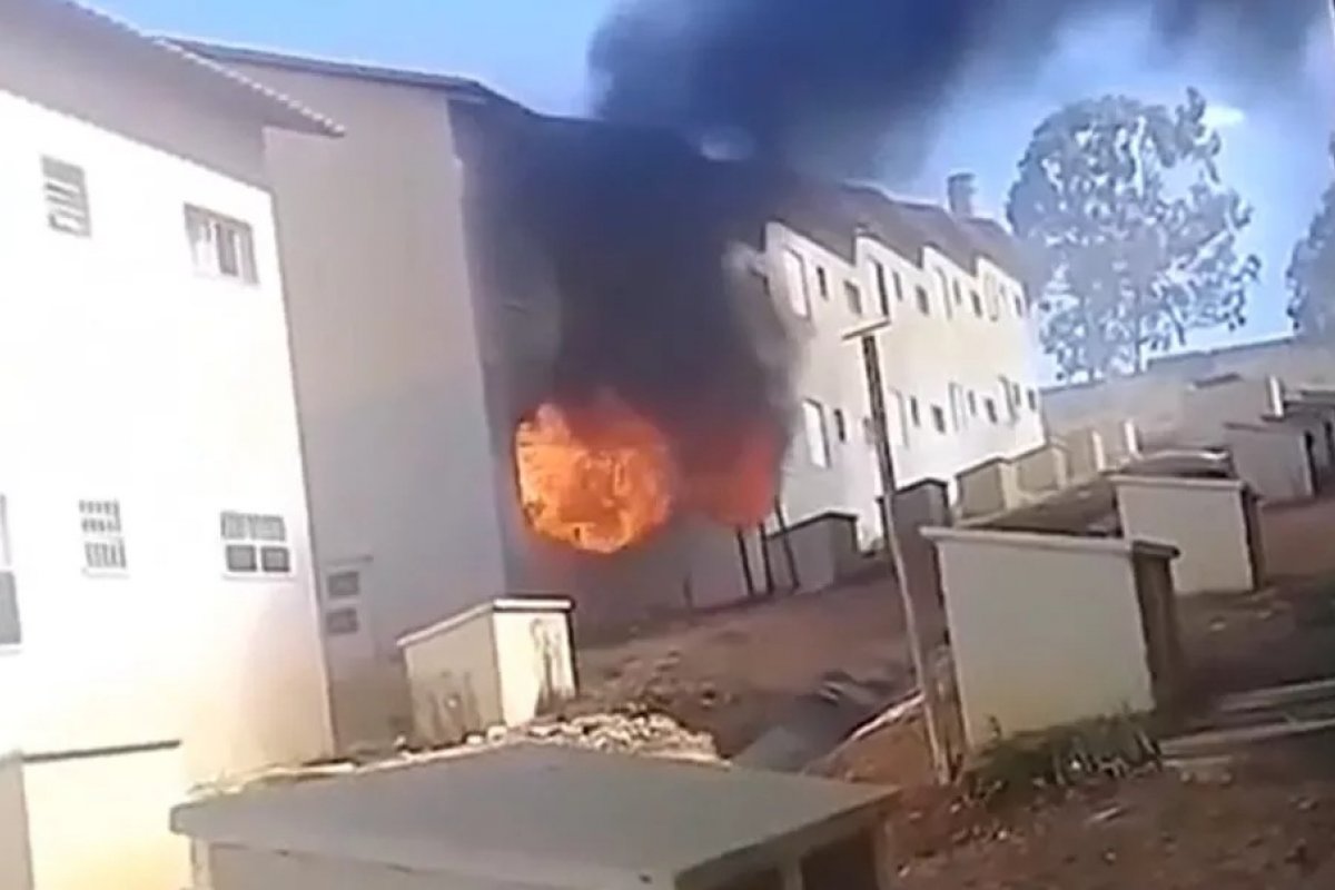 Casa pega fogo e fica destruída após criança riscar palito de fósforo na cozinha em Caetité